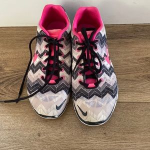 Nike free 5 pink chevron size 9